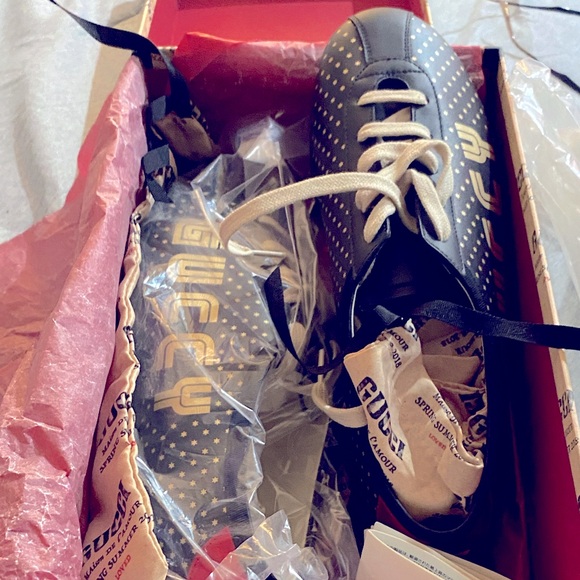 Gucci Black and Gold Men's Sneakers
Matching numbers on shoe and box - Picture 9 of 11